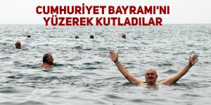 Cumhuriyet Bayramı'nı denizde yüzerek kutladılar