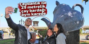 Çaydanlık ile 29 metrelik çay bardağı aynı karede