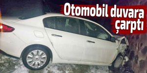 Otomobil duvara çarptı: 2 yaralı