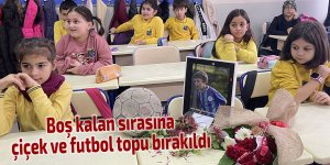 Boş kalan sırasına çiçek ve futbol topu bırakıldı