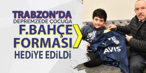 Trabzon'da, depremzede çocuğa Fenerbahçe forması hediye edildi
