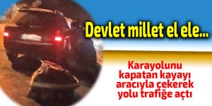 Karayolunu kapatan kayayı aracıyla çekerek yolu trafiğe açtı