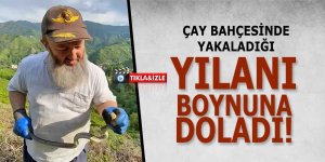 Çay bahçesinde yakaladığı yılanı boynuna doladı!