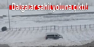 Dalgalar sahil yoluna çıktı!