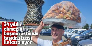 34 yıldır ekmeğini başının üstünde taşıdığı tepsi ile kazanıyor