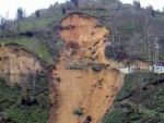 Ardeşen'de korkutan heyelan
